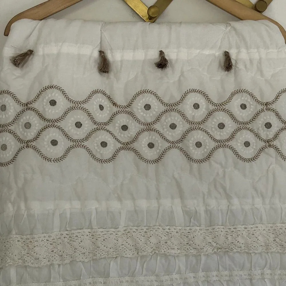 Pottery Barn Kids Baby Toddler Quilt White Embroidered Metallic Flowers Tassels